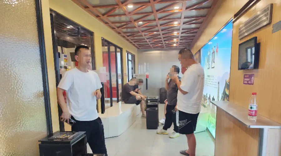 太原南站重启吸烟室引争议:二手烟外泄旅客抱怨变相鼓励吸烟