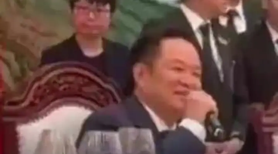 泰国总理访华期间演唱中文歌《甜蜜蜜