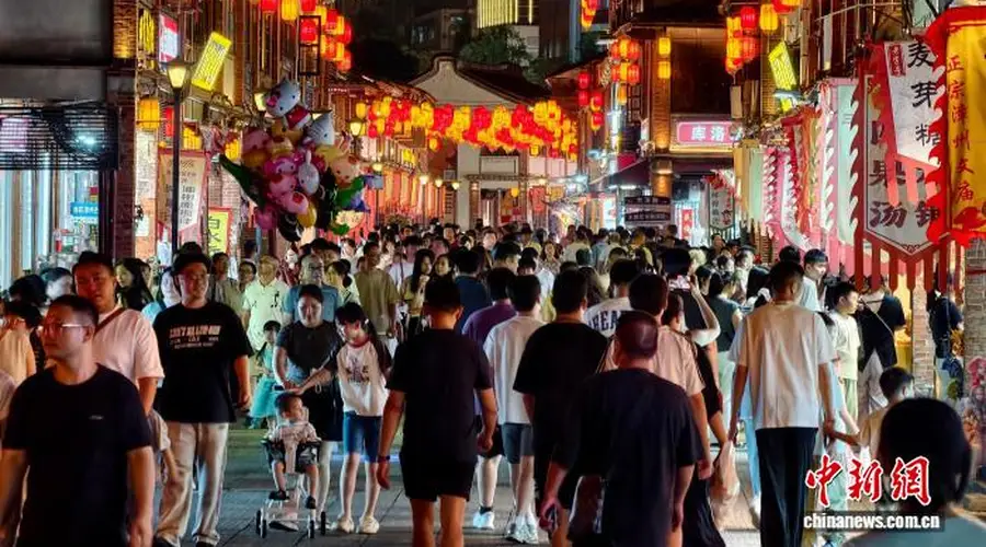 福建漳州古城暑期人气足