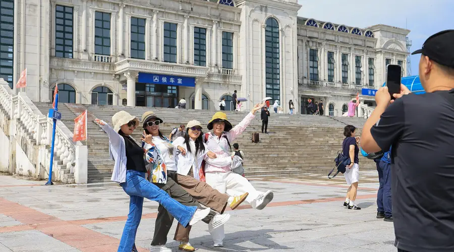 漠河避暑热潮：全国游客纷至沓来体验夏日清凉