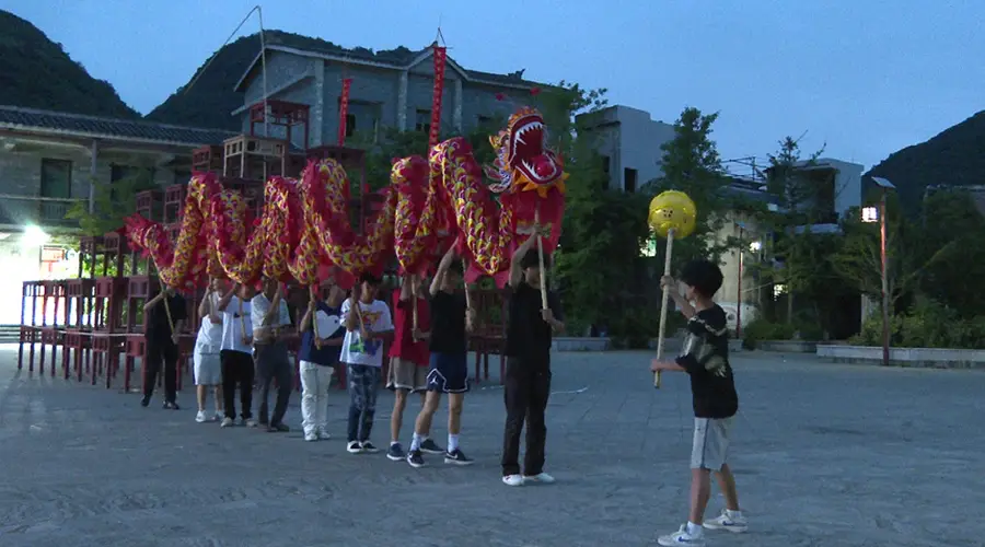 夜幕下的非遗传承:老艺人与新人的乡村课堂
