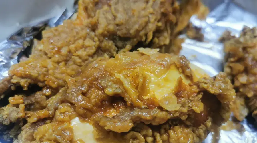 酥脆香辣脆皮炸鸡腌料配方及炸制流程详解