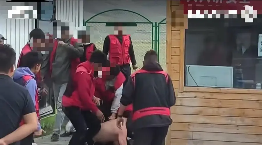 赛里木湖景区工作人员殴打旅游车司机 7人被辞退并被警方控制
