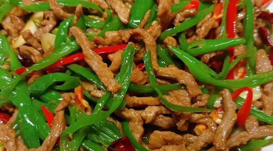 一盘青椒肉丝的亮点:肉丝嫩滑不柴的腌制妙招在这里