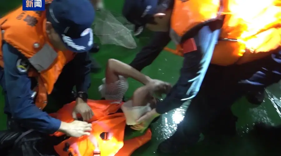 南海搜救持续进行,中国海警夜间再救起2名越南遇险船员