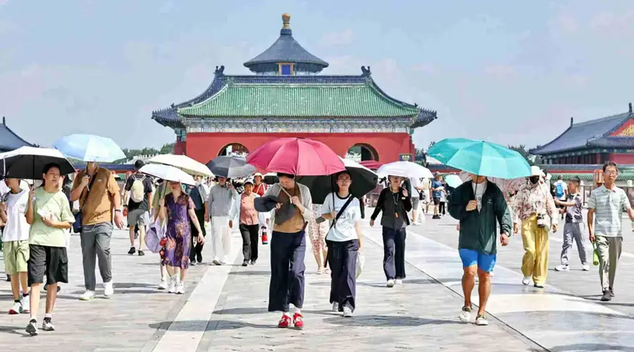 北京今日绝美瞬间发布：天坛祈年殿衬蓝天白云 花景鸽姿同步呈现