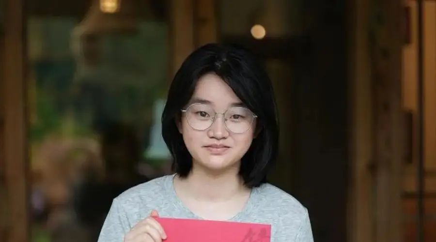 7月30日北大录取通知书送达,工地扛钢管12年的单亲妈妈女儿刘芳考上北大