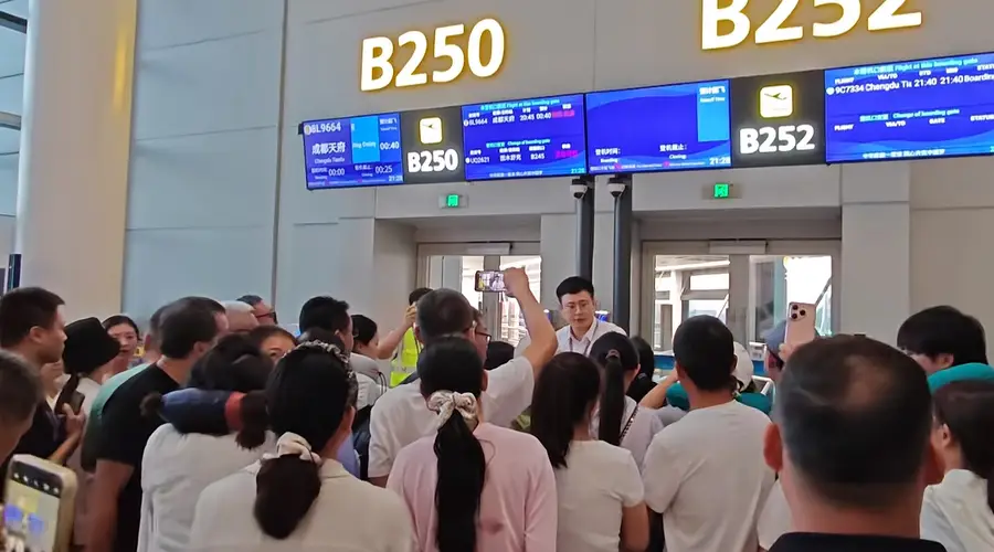 8月1日乌鲁木齐机场航班延误四小时 祥鹏航空地勤发放过期泡面后收回 每位旅客获200元补偿
