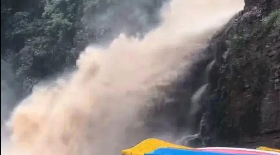 新安龙潭大峡谷免票首日遇暴雨 汛期景区安全引关注