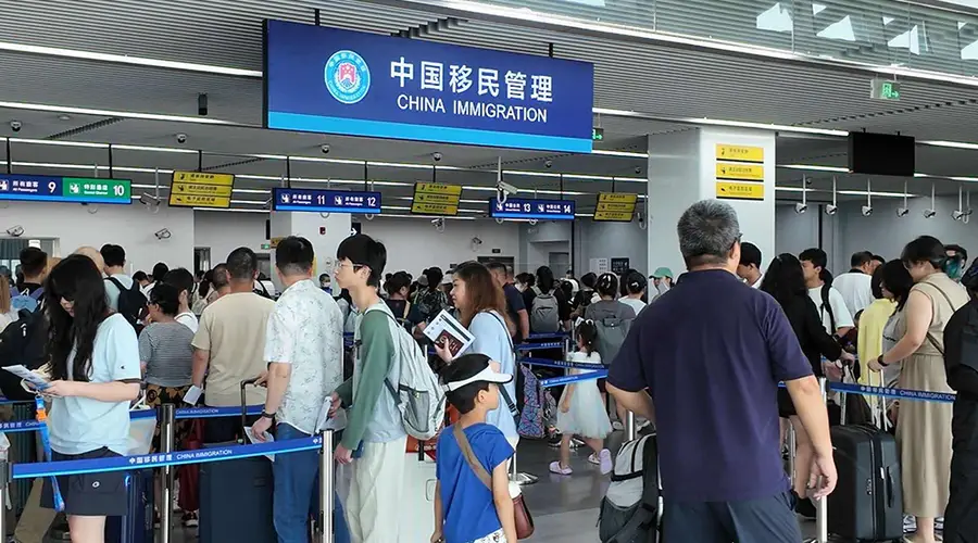 暑运过半 上海口岸出入境旅客突破400万人次