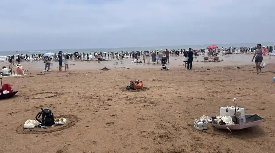 青岛沙滩现“信任沙圈” 文旅魅力不止碧海蓝天