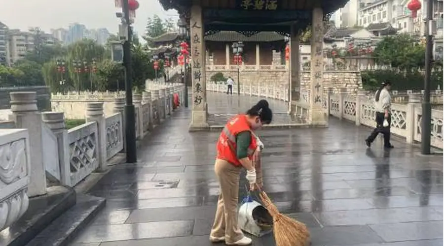 贵阳环卫迎暑期客流高峰 全力以赴守好城市洁净颜值