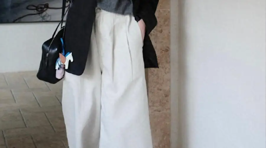 夏季黑白色系穿搭指南：中年女性的优雅高级之选
