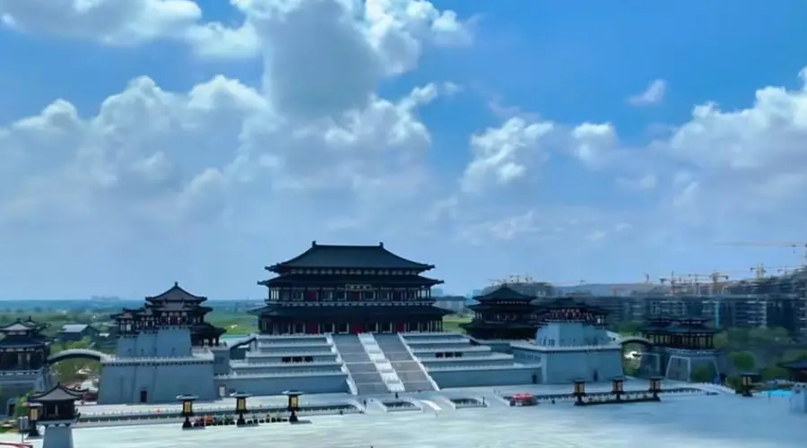 河南一仿古宫殿建筑被指为小区大门,网友称业主“回家像上朝”,项目营销中心:紧邻住宅区但并非小区大门,网友言论系误解