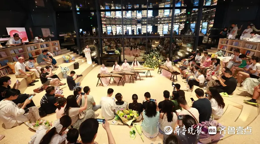 山海相守,时光永恒!鲁渝新人在时光塔上聆听“爱的永恒”音乐会