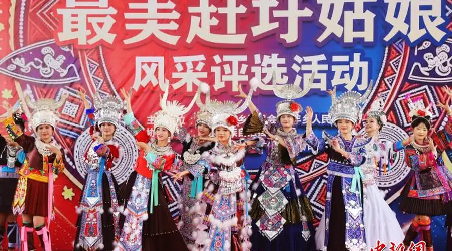 (走进中国乡村)古老民族服饰成“潮流” 广西乡镇“绣”出千万产业闯东盟
