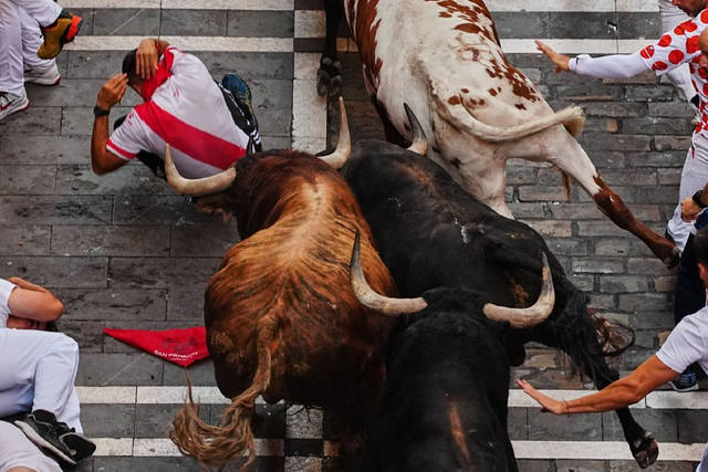 红白狂欢染古城 九天盛乐醉潘城——西班牙圣费尔明节街头狂欢纪实