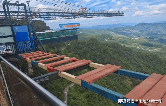 梦幻奥陶纪景区，“林中有石，石上有树，树石共生”的天下奇观，被誉为“绿色石林”。