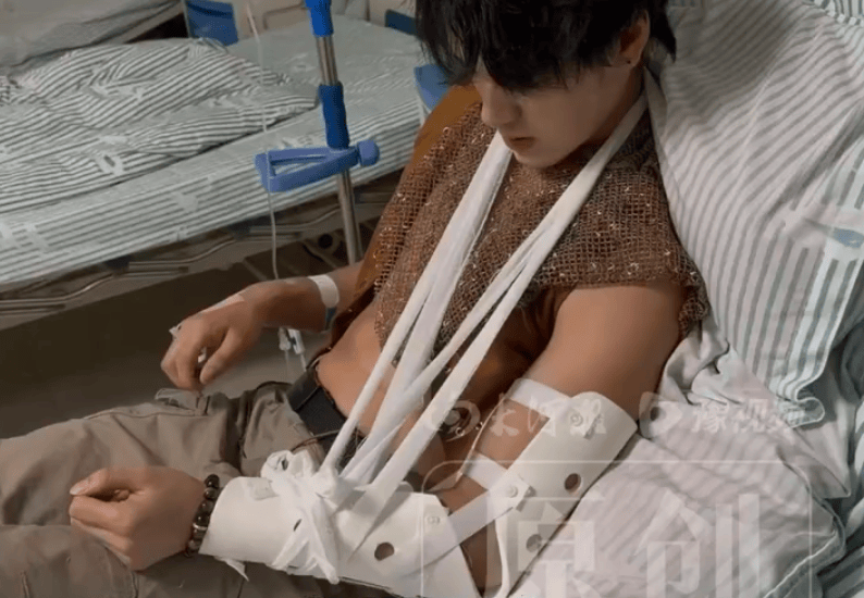 甘肃一景区NPC与游客互动被掰断手臂：对方提出掰手腕，突然发力致其胳膊骨折并晕倒，事后又遭拉黑