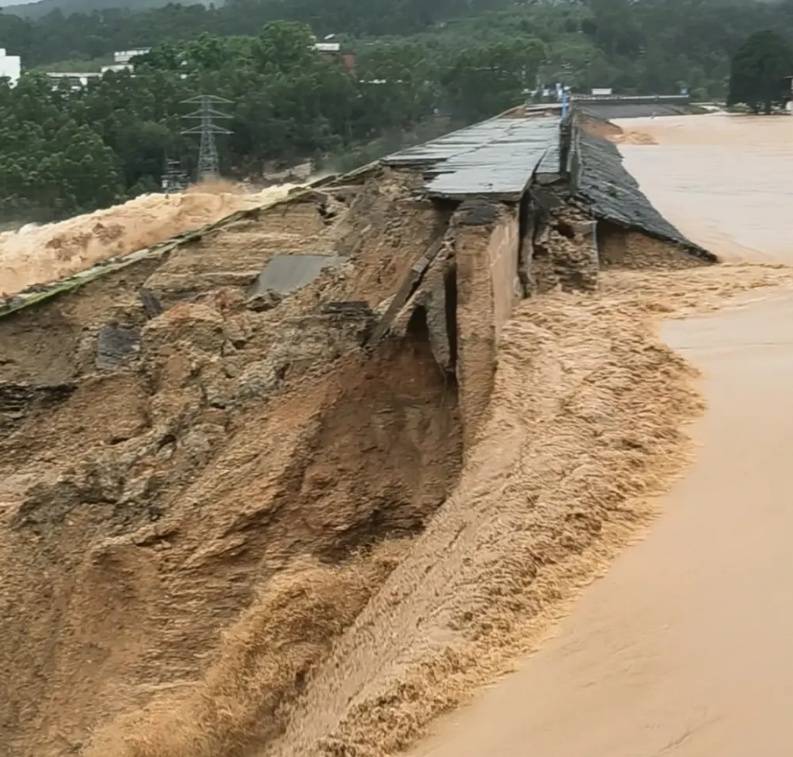 广西南宁防汛应急响应提升至一级，横州市六蓝水库发生严重险情，坝体出现缺口