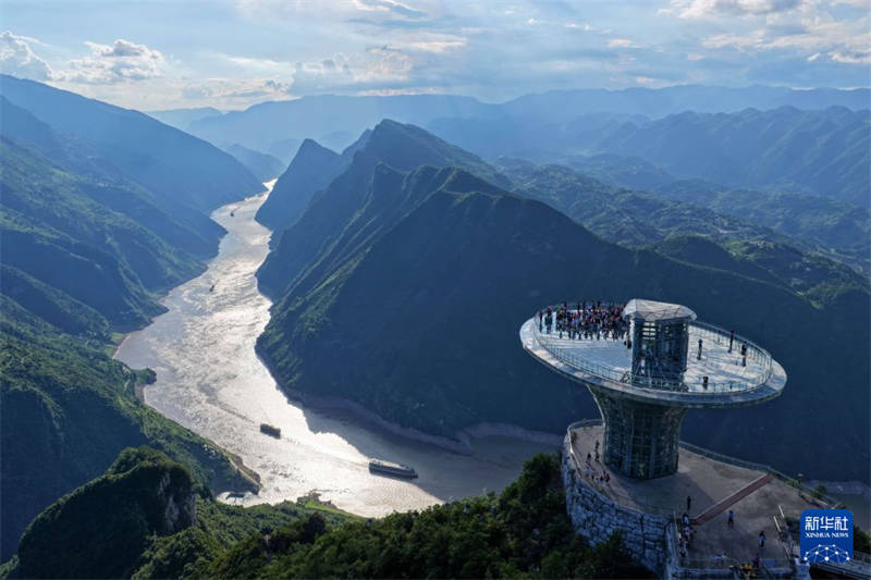 湖北巴东：金色三峡引游人